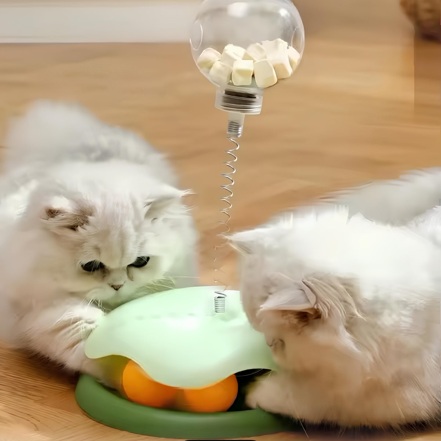 Juguete Interactivo Giratorio con Dispensador de Comida para Gatos_jugando