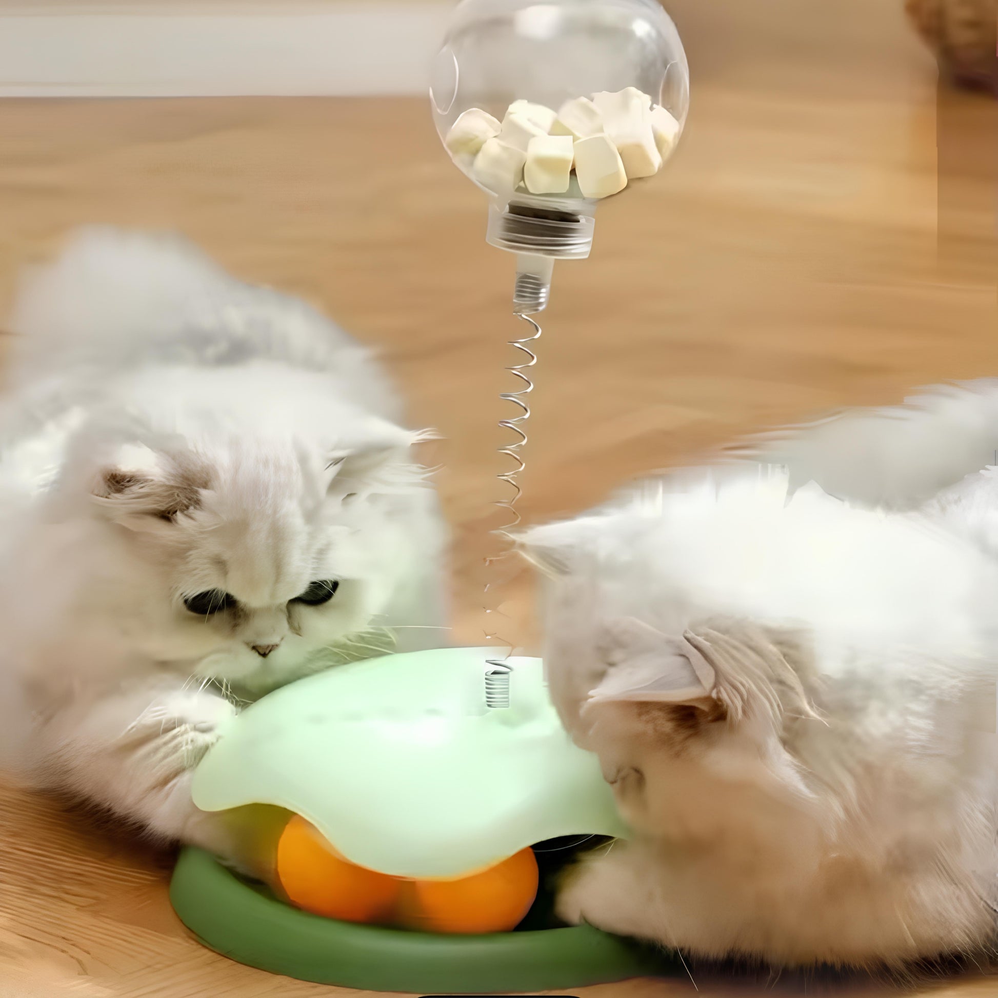 Juguete Interactivo Giratorio con Dispensador de Comida para Gatos_jugando