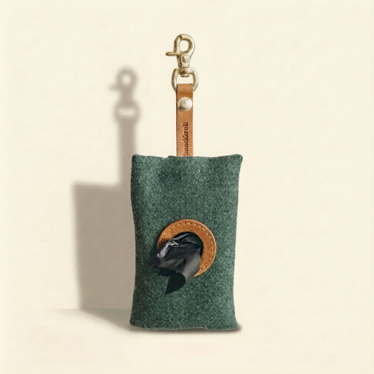 dispensador de bolsas para perro color verde para paseos diarios