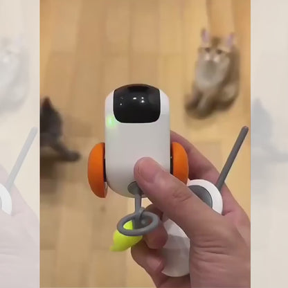 Video demostrativo del coche interactivo para gatos color naranja en funcionamiento con control remoto.